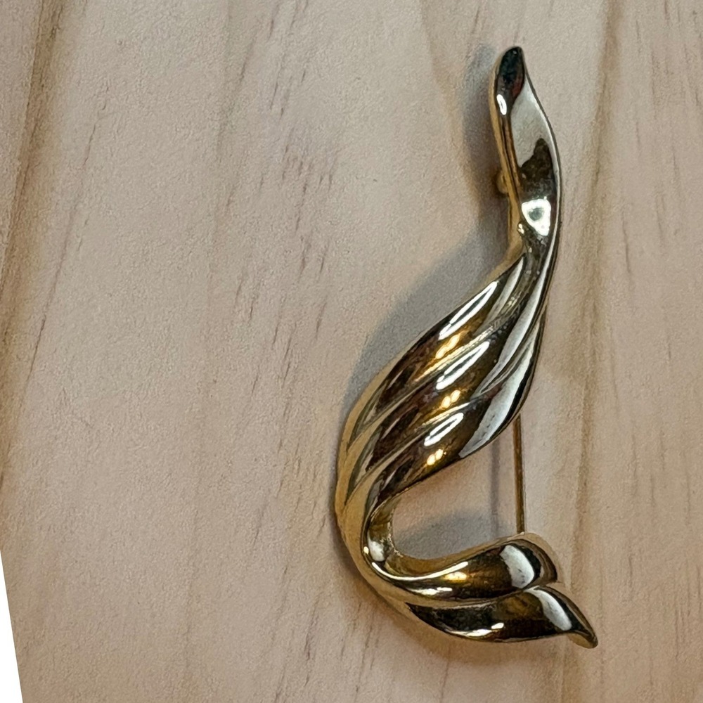 Vintage Modernist Gold Tone Fluid Swirl Ribbon Brooch Pin 2.5 Inch 0188